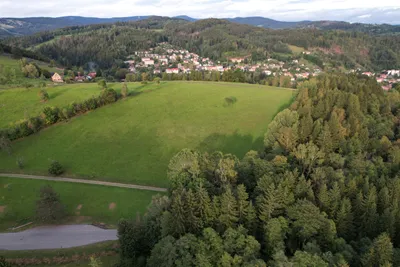 Krajina Krkonoš s vesnicí v pozadí
