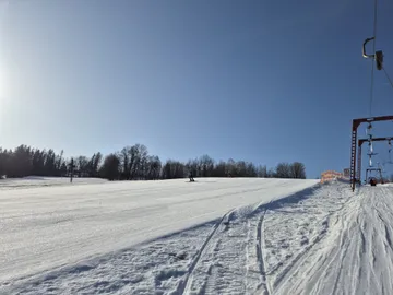 Zasněžená sjezdovka s kotvovým vlekem na Kamenci v Jablonci nad Jizerou.