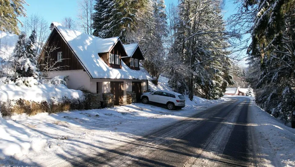 Zimní pohled na chalupu