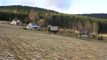 Berghäuser unterhalb eines Waldes in Paseky nad Jizerou