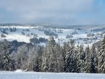 Zimní pohled na sjezdovky v Pasekách nad Jizerou.