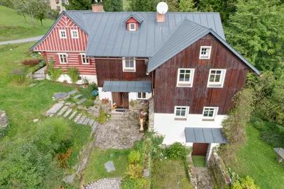 Letecký pohled na chalupu a zahradu