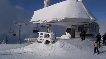 Zasněžená horní stanice lanovky na Lysé hoře nad Rokytnicí.