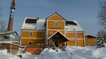 Glasmuseum auf dem Gelände der Glashütte Novosad a syn in Harrachov im Winter