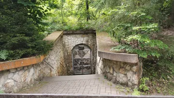 Eingang zu den Dolomithöhlen von Bozkov im Wald